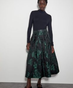 Lyndacasillas.shop2471f10606 1